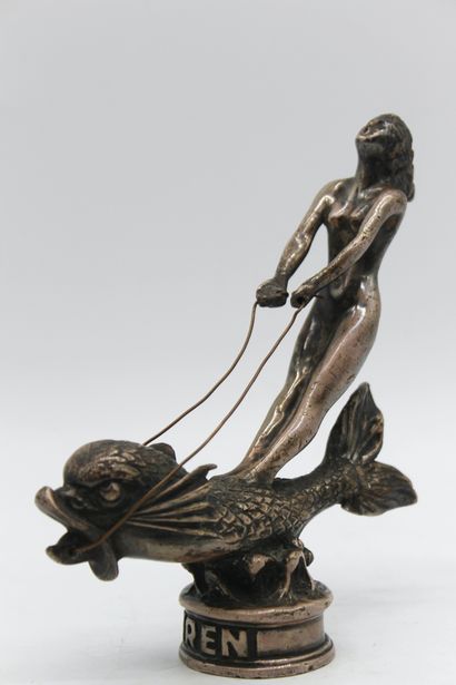 null Siren

Mascotte non signée, titrée sur la base. Bronze argenté. H: 17cm.