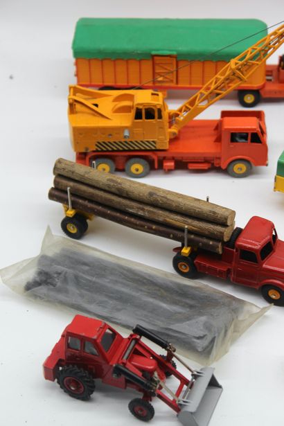  Dinky Toys- Trucks and trailers 
Lot of Dinky toys miniatures, scale 1/43°. 
- 20...