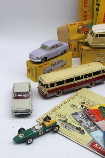 null Dinky Toys- Autobus et divers

Lot de miniatures de la marques Dinky toys, échelle...