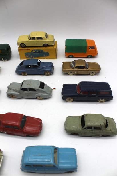 null Dinky Toys- Renault et Peugeot

Lot de miniatures de la marques Dinky toys,...