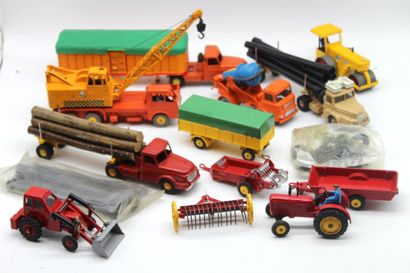  Dinky Toys- Trucks and trailers 
Lot of Dinky toys miniatures, scale 1/43°. 
- 20...