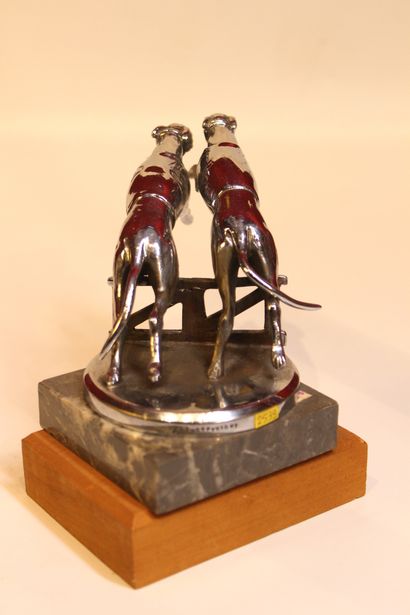 null Racing Greyhound

Mascotte signée A.E.L Copyright. Bronze chromé, figure au...
