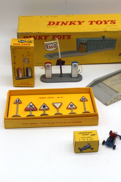 null Dinky Toys- Garage et véhicules utilitaire

Lot de miniatures de la marques...