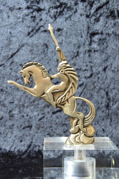 null BINMORAN

Indian chief on horseback

Mascot signed Binmoran. Silver plated bronze....
