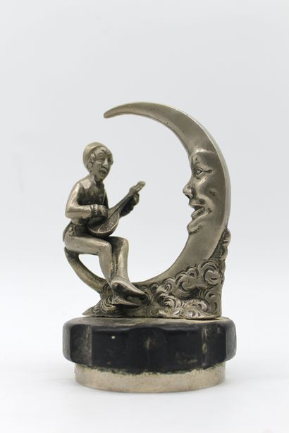 null Troubadour on the moon

Mascot in nickel-plated bronzé, signed Bione. Mounted...