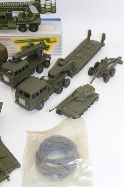 null Dinky Toys-Véhicules militaire

Lot de miniatures de la marques Dinky toys,...