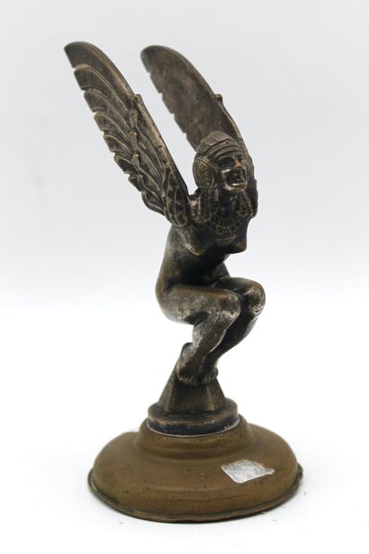 Marcel BONNOT 
Egyptienne ailée 
Mascotte bronze argenté, numérotée et signée...