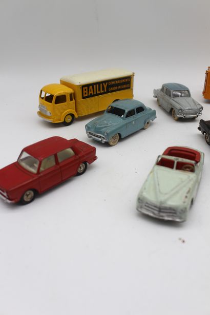 null Dinky Toys- Simca

Lot de miniatures de la marques Dinky toys, échelle 1/43°.

-...