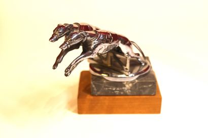 Racing Greyhound 
Mascotte signée A.E.L Copyright....