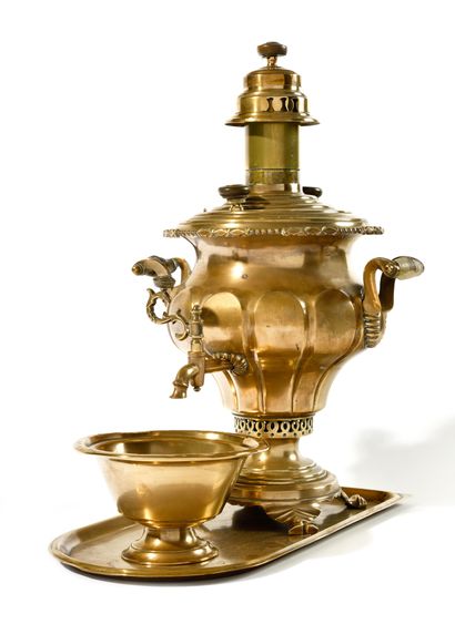 SAMOVAR 

Copper

With its tray and its bowl....