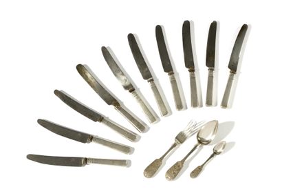 SET OF 11 KNIVES 

A set of soup spoon, fork...
