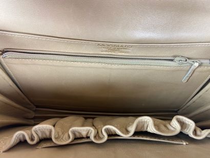 null MORABITO

Shoulder bag in cream ostrich with gold metal rope clasp

Circa 1970

17...