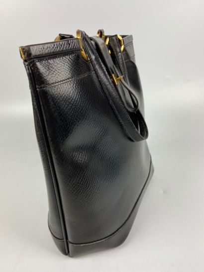 null HERMES PARIS

Handbag model Berry in black grained leather 

Gold metal trim...