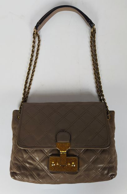 null MARC JACOBS

Quilted leather bag with chain shoulder handle. 

25 x 19 cm

(good...