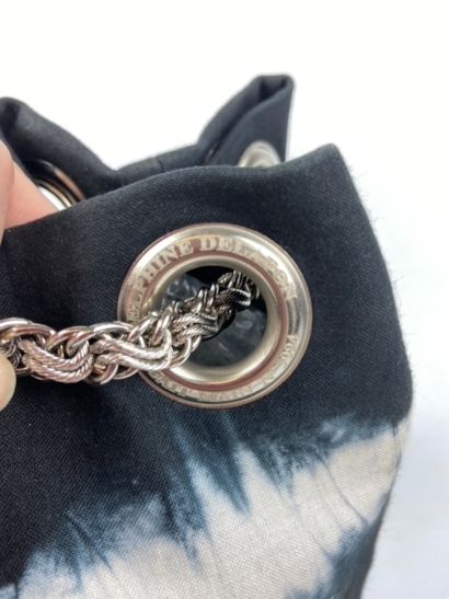 null DELPHINE DELAFON for GUERLAIN

Tinted fabric bucket bag, silver ring and chain

Signed...