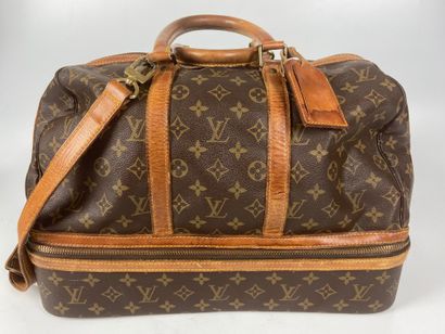 null LOUIS VUITTON

Travel bag with shoe compartment, with its padlock and shoulder...