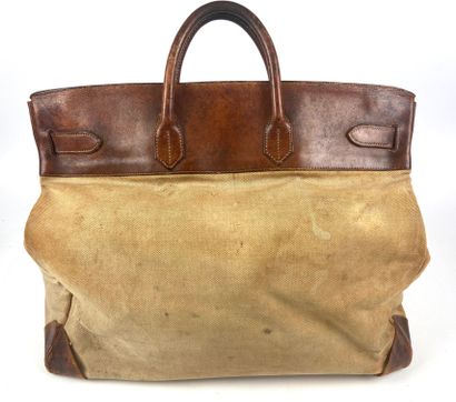 null HERMES PARIS

Large Steamer bag in beige canvas and natural leather. 

H : 45...