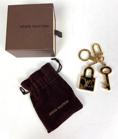 null LOUIS VUITTON

Keychain with the logo of the house.

(original box, very good...