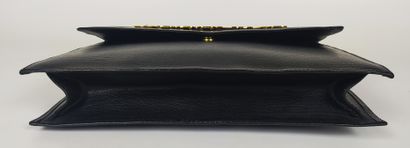 null MOSCHINO

Large black leather clutch bag with gusset.

Logo on the flap in golden...