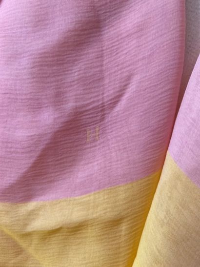  HERMES PARIS 
Etole en soie à bords frangés à décor de bandes rose et jaune, aux...
