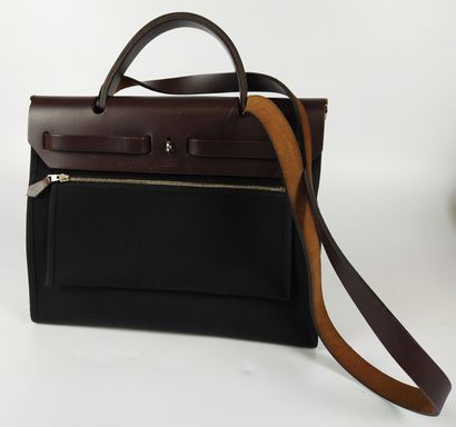 null HERMES

Herbag in smooth chocolate leather and black canvas, integrated pocket...