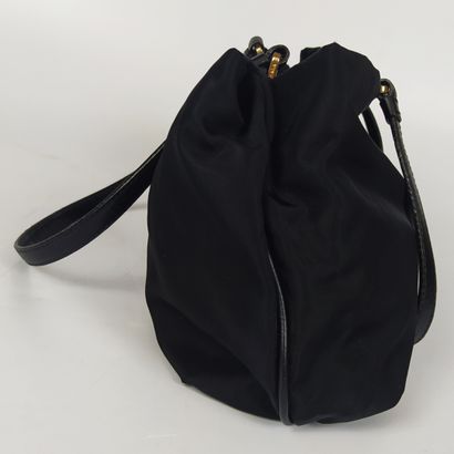 null PRADA

Black nylon shoulder bag

32 x 18 cm

(good condition)