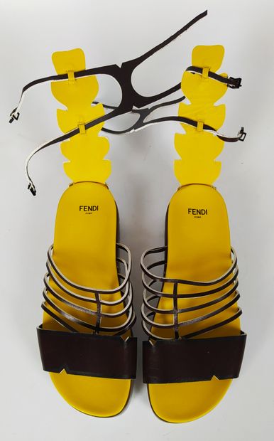 null FENDI

Pair of spartan sandals in chocolate and yellow leather.

Size 38

(new...