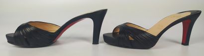 null CHRISTIAN LOUBOUTIN

Pair of black leather heeled mules

Heel height : 9 cm

Size...
