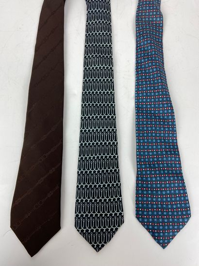 HERMES 
Two silk ties. 
Good condition. 
...