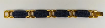 null HERMES

Bracelet en croco bleu et attaches en métal doré.

Long : 18 cm

(u...