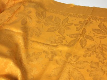 null CHRISTIAN DIOR

Large stole in damask fabric with flowers on a yellow background...