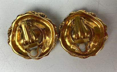 null CHANEL

Pair of ear clips decorated with half a pearl in a circle of golden...