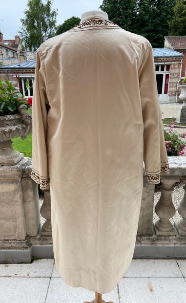 null Jean PATOU

Cream silk satin coat, metal embroidery and gold stones, woolen...