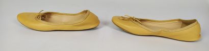 null CHANEL

Pair of beige leather ballerinas.

Size 36/37.

(used condition)