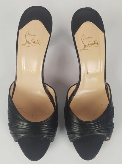 null CHRISTIAN LOUBOUTIN

Pair of black leather heeled mules

Heel height : 9 cm

Size...