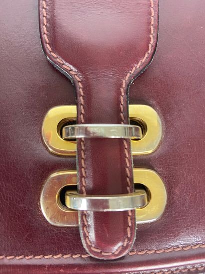 null GUCCI

Messenger bag in burgundy box 

Around 1970

18 x 25 cm

(scratches and...