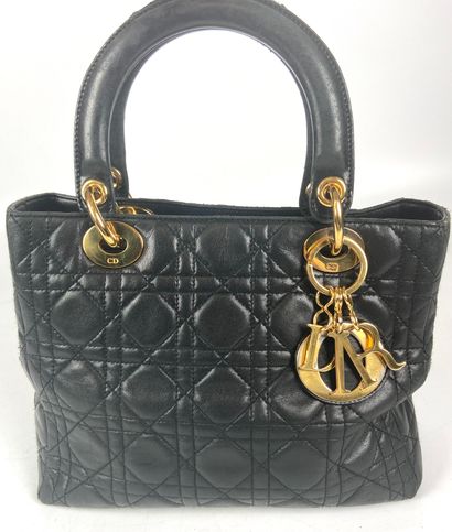 null CHRISTIAN DIOR

Sac Lady Dior, cuir agneau noir matelassé, accastillage et breloques...