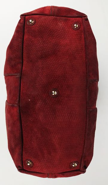  YVES SAINT LAURENT 
Easy bag in burgundy suede 
43 x 29 x 18 cm 
(wear and tear...