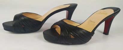 null CHRISTIAN LOUBOUTIN

Pair of black leather heeled mules

Heel height : 9 cm

Size...