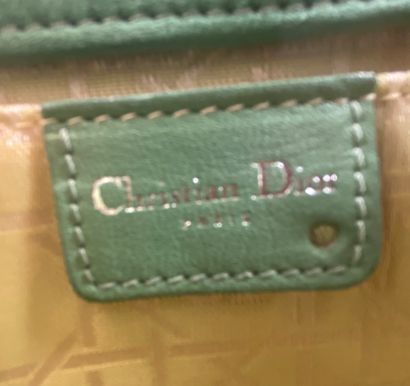 null CHRISTIAN DIOR

Petit sac « Lady Dior » en tweed vert, les anses en daim. 

Garnitures...