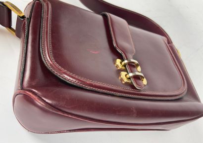 null GUCCI

Messenger bag in burgundy box 

Around 1970

18 x 25 cm

(scratches and...