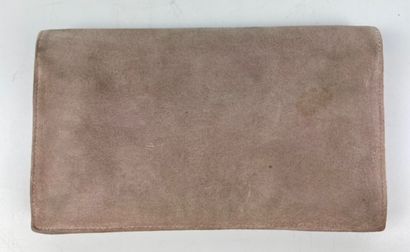  HERMES PARIS 
Old pink suede clutch bag, snap closure. 
Circa 1960 
13 x 22 cm 
(wear,...