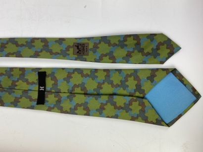 null HERMES

Two silk ties in green tones.

Very good condition

(small tear in one)



One...