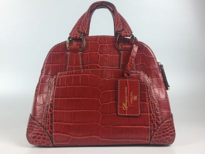 null LANCEL 

Adjani" bag in red crocodile style leather, gold metal trimmings, pompom.

41...
