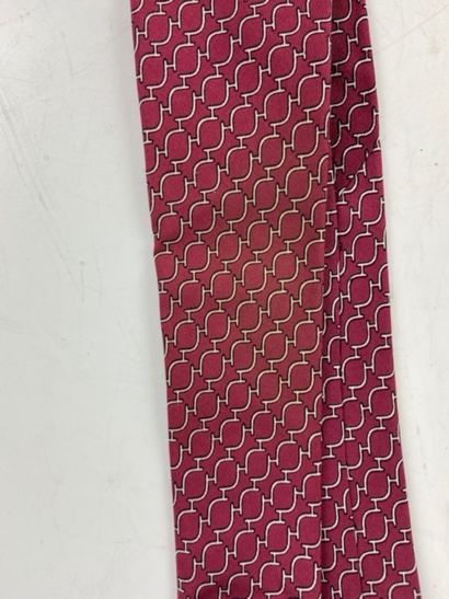  HERMES 
Two silk ties with red and burgundy background. 
 
One joined : 
CHRISTIAN...