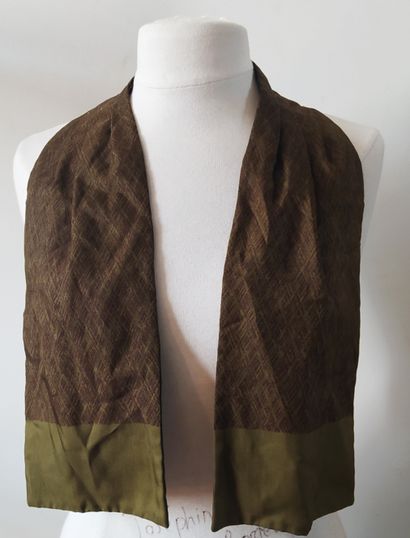 null HERMES Paris

Olive green silk ASCOT. Good condition.