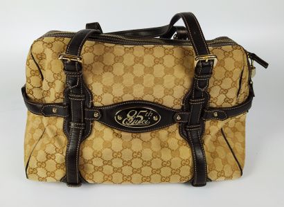 null GUCCI

Bag in monogrammed canvas and brown leather with golden metal fittings.

Limited...