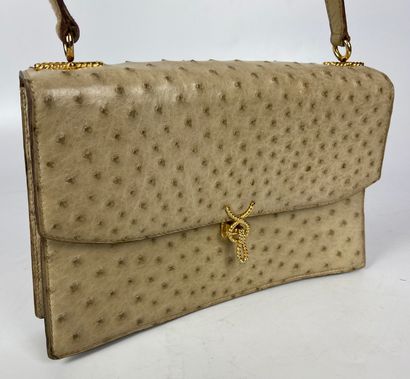 null MORABITO

Shoulder bag in cream ostrich with gold metal rope clasp

Circa 1970

17...