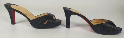 null CHRISTIAN LOUBOUTIN

Pair of black leather heeled mules

Heel height : 9 cm

Size...