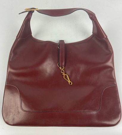 null HERMES PARIS

Trim bag in burgundy calfskin with tone-on-tone stitching - Zipper...
